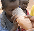 enfant africain en train de boire une eau marron